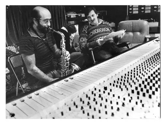 Ezio de Rosa insieme a Lucio Dalla in studio