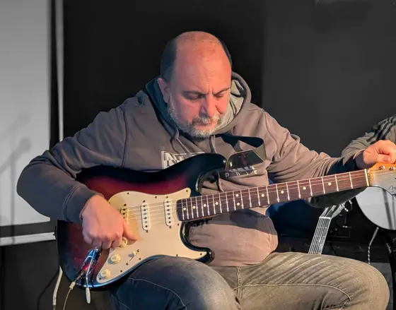 Fabio Invernizzi suona la chitarra elettrica