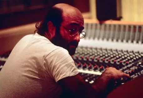 Lucio Dalla seduto al banco di regia in studio