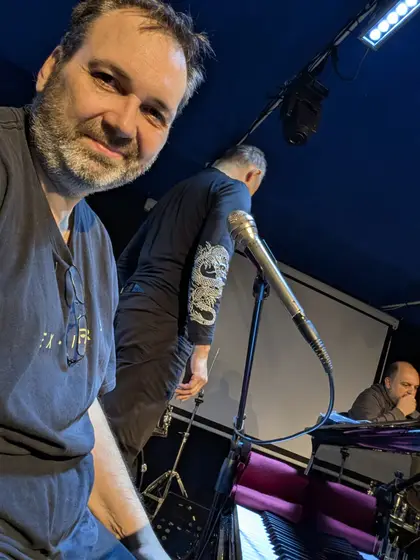 Manuel sul palco prima dell'inizio del concerto