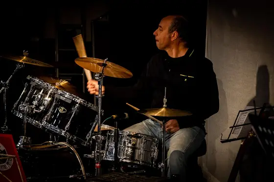 Nicola Tino suona la batteria