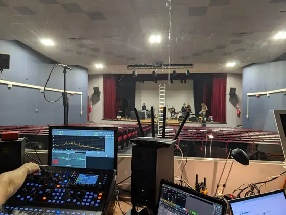 Postazione di regia in fondo alla sala del teatro