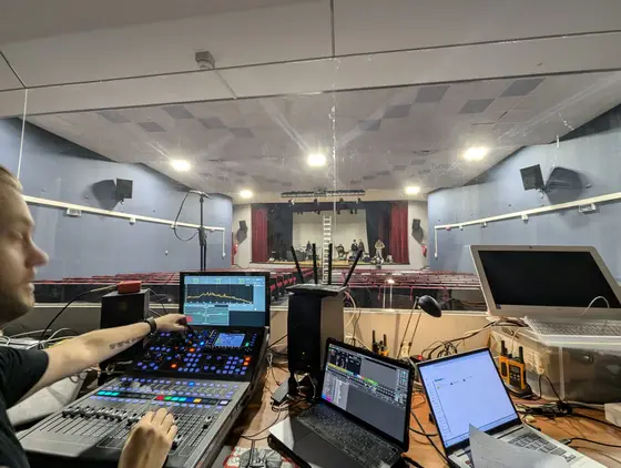Banco di regia audio con mixer e computer