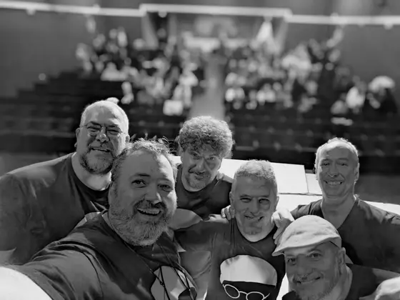 Foto di gruppo in bianco e nero dopo il concerto
