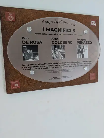 Targa commemorativa dedicata a Ezio de Rosa