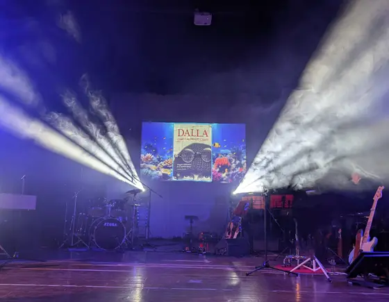 Sala teatrale illuminata prima del concerto